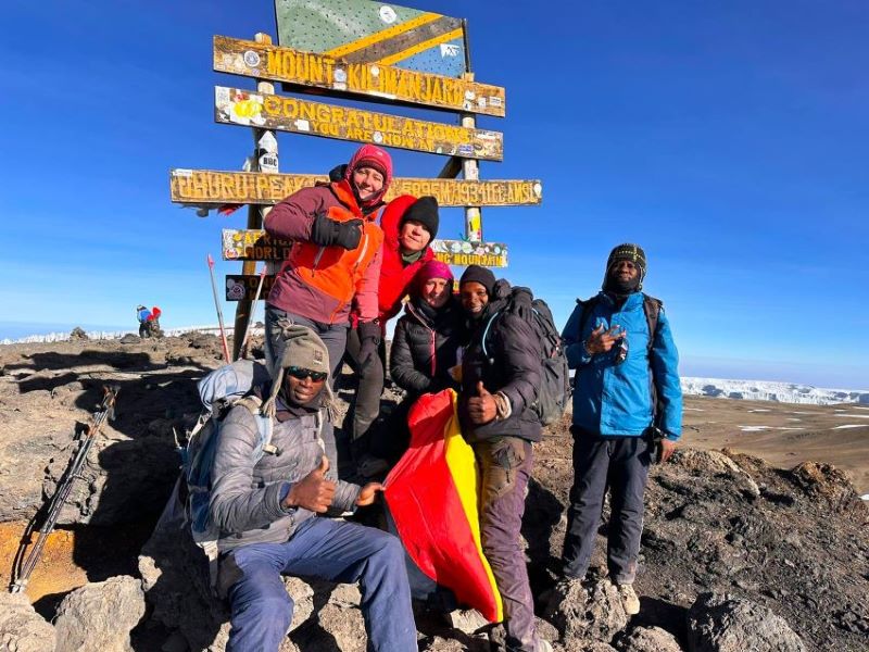 Trekker auf dem Gipfel von Kilimandscharo, Besteigung Kilimandscharo