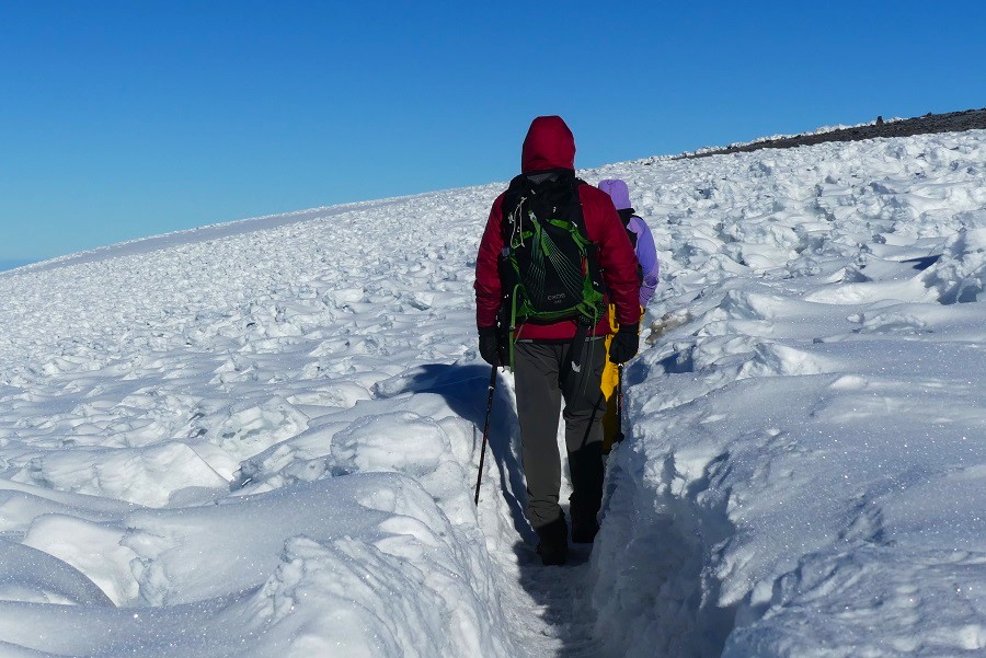 Durch den SChnee zum Gipfel von Kilimandscharo
